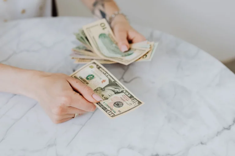 How Much Does Realty Income Pay in Dividends Monthly? Current Payout & Yield